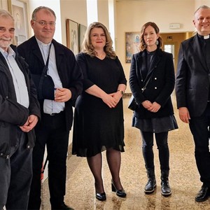 Izložba „Hrvatski sveci i blaženici u našem narodu“ Iris Mihatov Miočić predstavljena na Hrvatskom katoličkom sveučilištu